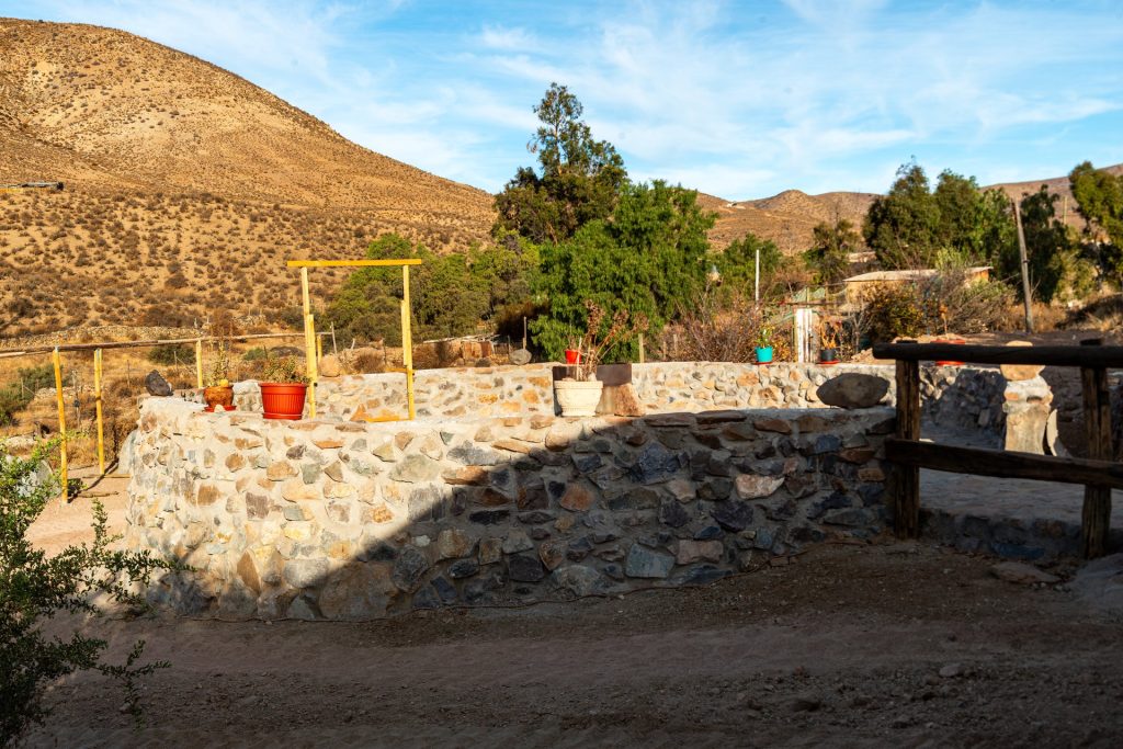 Muros de piedra y jardín de Las Pircas